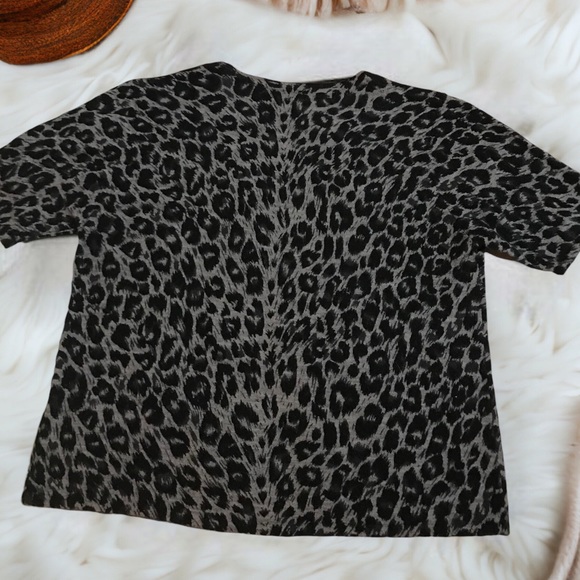 CLEARANCE | LAURA SCOTT Cropped Short Sleeve Animal Print Sweater - Picture 2 of 7